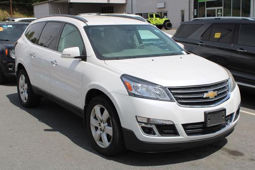 Iridescent Pearl Tricoat 2017 Chevrolet Traverse 1LT