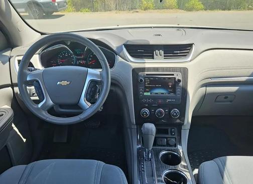 Iridescent Pearl Tricoat 2017 Chevrolet Traverse 1LT