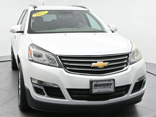 Iridescent Pearl Tricoat 2017 Chevrolet Traverse 1LT