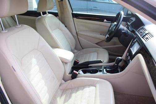 Candy White 2015 Volkswagen Passat 2.0L TDI DSG SEL Premium