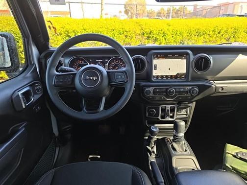 Silver Zynith Clearcoat 2023 Jeep Gladiator Freedom 4x4