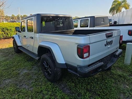Silver Zynith Clearcoat 2023 Jeep Gladiator Freedom 4x4