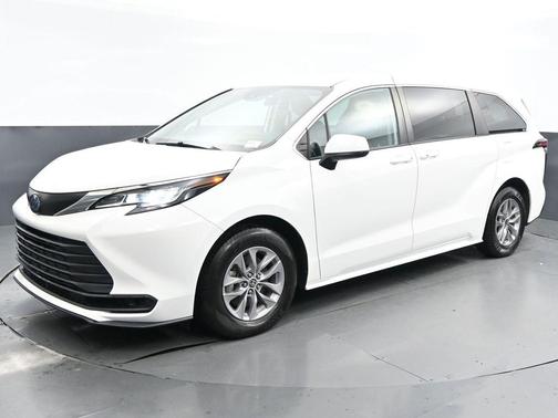 2022 Toyota Sienna LE