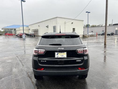 Diamond Black Crystal Pearlcoat 2022 Jeep Compass Latitude Lux
