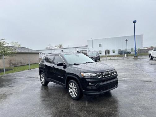Diamond Black Crystal Pearlcoat 2022 Jeep Compass Latitude Lux