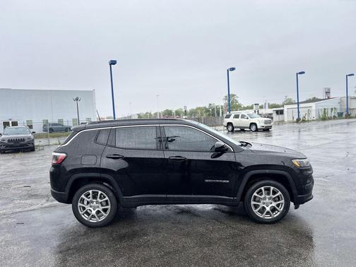 Diamond Black Crystal Pearlcoat 2022 Jeep Compass Latitude Lux