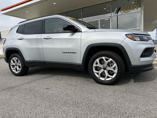 Silver Zynith Metallic Clearcoat 2025 Jeep Compass Latitude