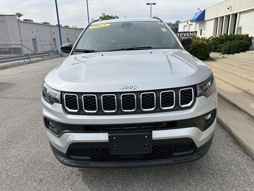 Silver Zynith Metallic Clearcoat 2025 Jeep Compass Latitude