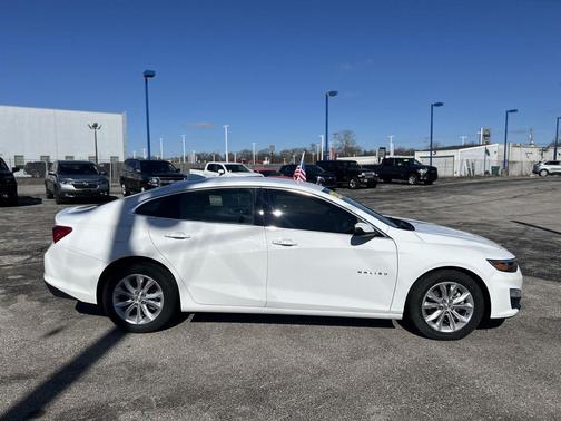 Summit White 2024 Chevrolet Malibu FWD 1LT