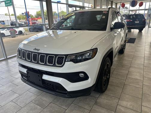 Bright White Clearcoat 2023 Jeep Compass Latitude