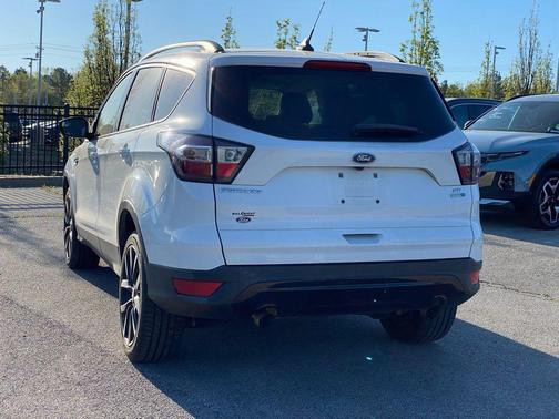 Oxford White 2018 Ford Escape SE