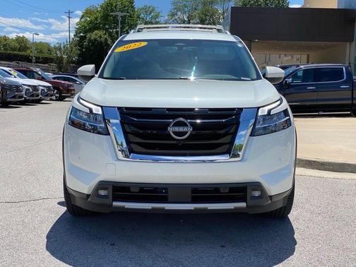 White 2022 Nissan Pathfinder SL