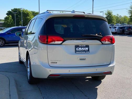 White 2017 Chrysler Pacifica Touring-L Plus