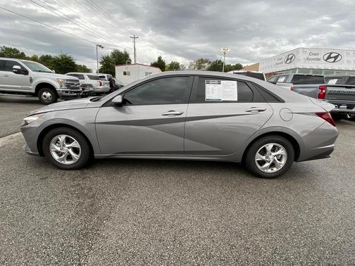 2022 Hyundai ELANTRA SE