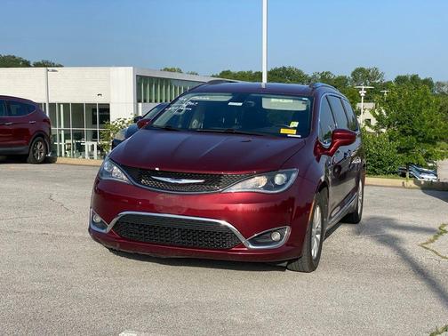 Velvet 2019 Chrysler Pacifica Touring-L