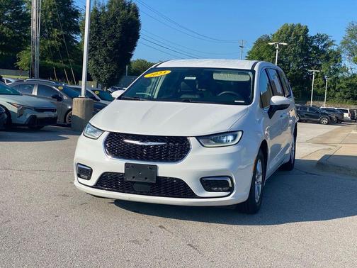 Bright White Clearcoat 2023 Chrysler Pacifica Touring-L