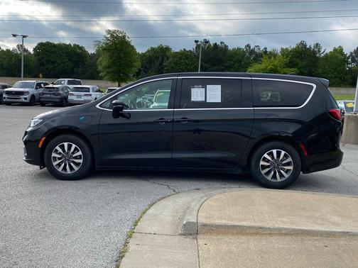 Brilliant Black Crystal Pearlcoat 2023 Chrysler Pacifica Hybrid Touring L