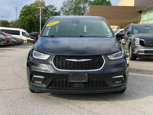 Brilliant Black Crystal Pearlcoat 2023 Chrysler Pacifica Hybrid Touring L