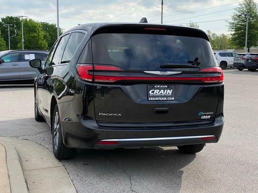 Brilliant Black Crystal Pearlcoat 2023 Chrysler Pacifica Hybrid Touring L