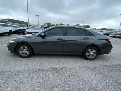 2024 Hyundai ELANTRA SE