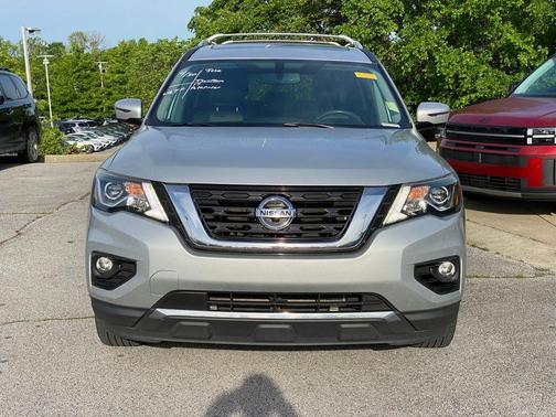 Brilliant Silver Metallic 2017 Nissan Pathfinder Platinum