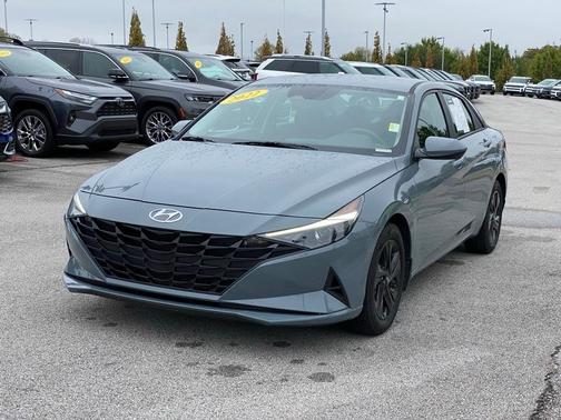 2022 Hyundai ELANTRA SEL