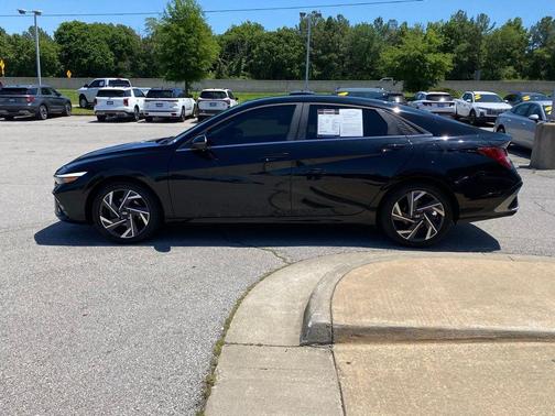 Black 2024 Hyundai ELANTRA Limited