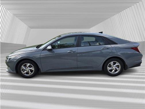 2022 Hyundai ELANTRA SE