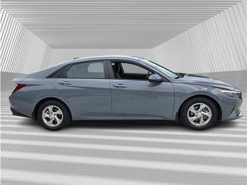 2022 Hyundai ELANTRA SE