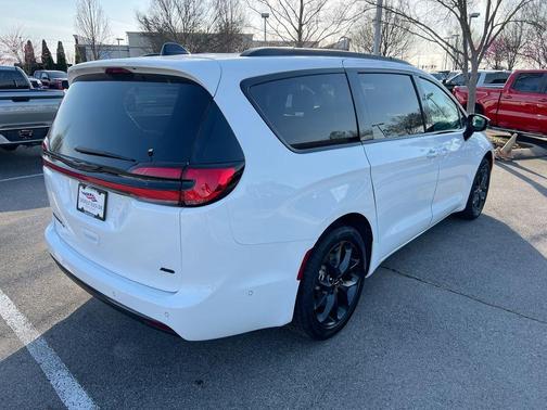 2024 Chrysler Pacifica Touring-L