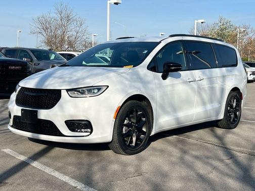 2024 Chrysler Pacifica Touring-L