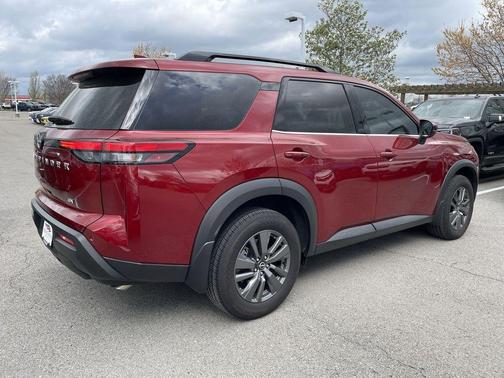 2024 Nissan Pathfinder SV