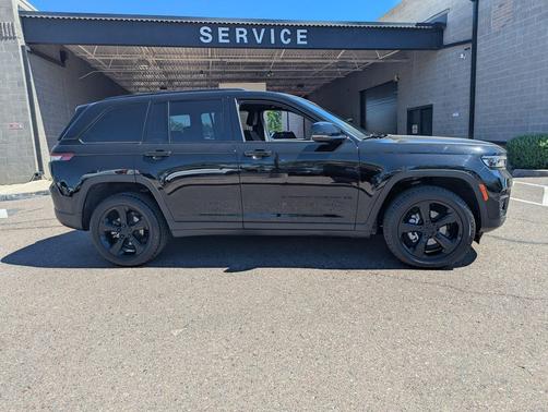 Diamond Black Crystal Pearlcoat 2023 Jeep Grand Cherokee Altitude