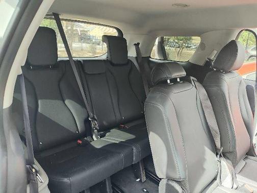 Snow White Pearl 2026 Kia Carnival LXS