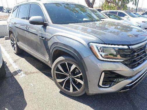 Platinum Gray Metallic 2024 Volkswagen Atlas 2.0T SEL Premium R-Line 4MOTION