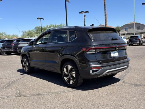 Deep Black Pearl 2025 Volkswagen Taos 1.5T SE