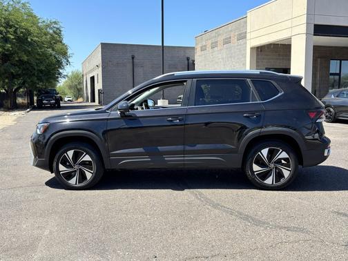 Deep Black Pearl 2025 Volkswagen Taos 1.5T SE