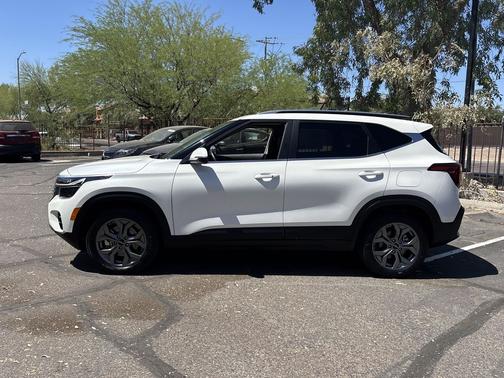 Snow White Pearl 2024 Kia Seltos S
