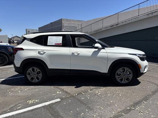 Snow White Pearl 2024 Kia Seltos S