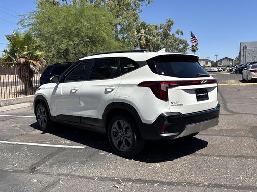 Snow White Pearl 2024 Kia Seltos S