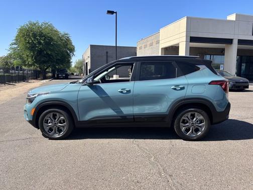 Pluton Blue/Black Roof 2024 Kia Seltos S