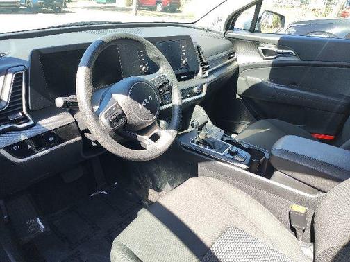 Snow White Pearl 2025 Kia Sportage LX
