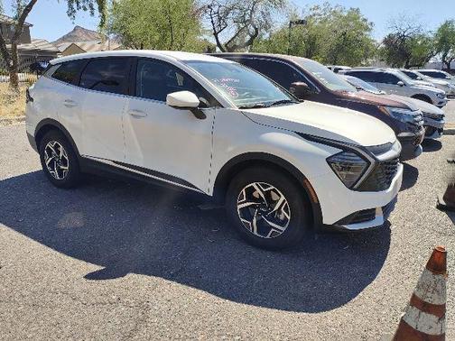 Snow White Pearl 2025 Kia Sportage LX