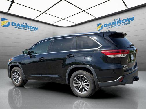 Midnight Black Metallic 2018 Toyota Highlander XLE