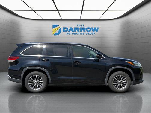 Midnight Black Metallic 2018 Toyota Highlander XLE