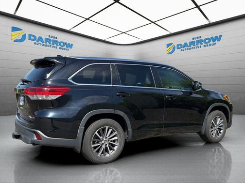 Midnight Black Metallic 2018 Toyota Highlander XLE