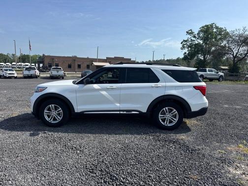 White Metallic 2023 Ford Explorer XLT