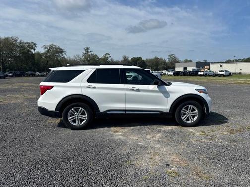 White Metallic 2023 Ford Explorer XLT