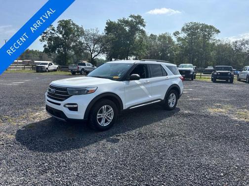 White Metallic 2023 Ford Explorer XLT