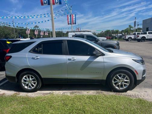 Silver Ice Metallic 2022 Chevrolet Equinox LS